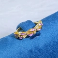 Détail de boucles d'oreilles nœud en émail rose et zircons sur support en velours - Style Nœud Rose et Strass (JZ0710A)