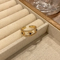 Detailaufnahme eines Vintage-Goldrings mit Sonnenrelief und blauem Lapislazuli-Stein - Sternenblauer Saphir-Stil (JZ4300)