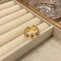 Close-up van de vintage gouden madeliefjesring met rood emaille in sieradendoos - Madeliefje Rood Gestippelde Open Ring (JZ4317)