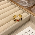 Detail van vintage emaille open ring met rode edelsteen en blauwe bladaccenten in goud - Rode Steen Blauw Blad Olijftakstijl (JZ4345)