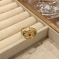 Macro-opname van vintage gouden ring met rode kraal en verfijnd opengewerkt patroon - Rode Kraal Holle Klassieke Bloemstijl (JZ4346)