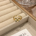 Detail van vintage gouden ring met witte parels en groene edelstenen in kruiscluster - Parel Groene Steen Kruisstijl (JZ4351)