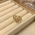 Detail van een vintage kroonring met roze edelsteen en parel op beige linnen textuur - Roze Peervormige Edelsteen Kroonstijl (JZ4374)