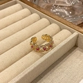 Macro-detail van vintage gouden open ring met rode edelstenen en fijn filigraanwerk - Rode Zirkoon Kanten Holstijl (JZ4421)