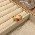 Detailopname van vintage gouden open ring met rode ovale edelsteen en bladmotief - Rode Ovale Edelsteen Hol Bladstijl (JZ4443)