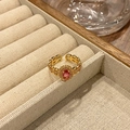 Gedetailleerde macro-opname van vintage gouden ring met roze steen en holle ketting - Roze Edelsteen Holle Schakelstijl (JZ5349)