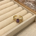 Detailopname van vintage emaille ring met paarse zirkoon in een beige sieradendoosje - Paarse Ovale Zirkonia Vintagestijl (JZ5495)