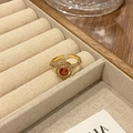 Detail van een vintage gouden ring met oranje steen in een luxe juwelendoosje - Oranjerood Edelsteen Pavé Spiraalstijl (JZ5536)