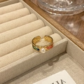 Detail van vintage emaille ring met parel op beige stoffen sieradendisplay - Parel Veelkleurig Emaille Holstijl (JZ5570)