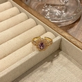 Detailopname van een vintage verstelbare ring met paarse edelsteen en gouden laag - Paarse Edelsteen Pavé Bloemstijl (JZ5640)
