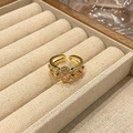 Detail van goudvergulde open ring met roze ovale steen en vintage filigraanpatroon - Champagneroze Edelsteen Paleisstijl (JZ5663)
