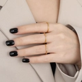 Trois bagues minimalistes en titane doré serties chacune de trois petits oxydes de zirconium - US 5 / Style Or à Trois Pierres