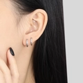 Pendientes de aro plateados con textura martillada para mujer con estilo de moda apilada - 8mm / Color acero