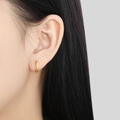 Pendiente de aro dorado con textura martillada en modelo para un estilo minimalista chic - 8mm / Dorado