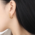 Elegantes pendientes de aro dorados con textura martillada de estilo minimalista - 14mm / Dorado