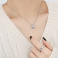 Ensemble collier trèfle argenté et bague éternité sur pull en maille douce - 40+5cm / Couleur Acier