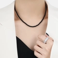 Chic collier en perles d'onyx noir et bague sertie argentée portés avec un blazer blanc - Diamètre des perles 4MM / Collier Perles Noires (Petit)