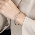 Minimalistischer silberner Armreif mit Hammerschlag-Finish und Vintage-Struktur - 58 / Silber