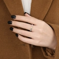 Bague minimaliste en titane argenté avec incrustation de nacre blanche pour femme - Size 5 / Couleur Acier