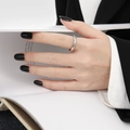 Bague fine argentée avec un tour complet de petits zircons portée sur la main d'un mannequin - US 5 / Acier