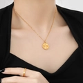Collier signe Bélier doré avec pendentif pièce ronde sur un mannequin femme - Bélier / Or