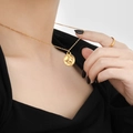 Collier zodiaque Taureau plaqué or 24 carats avec bague minimaliste sur modèle - Taureau / Or