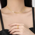Ensemble collier chaîne serpent plate dorée et bague à treillis porté par un mannequin - 40CM / Or