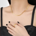 Collier maille serpent dorée et bague à texture matelassée pour un look élégant - 45cm / Or