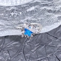 Makro-Detail von silbernem Sternring mit meeresblauem Zirkon und Schneeflocken-Design - Sternen-Schneeflocke-Stil (JZ2150)