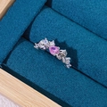 Makroaufnahme eines herzförmigen rosa Zirkonrings mit Blattsteinen in einer Samtbox - Einstellbar Offen / Herzblatt Stil (JZ2134A)