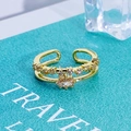 Details eines goldenen doppellagigen verstellbaren Rings mit rosa und weißen Zirkonia - Doppelschichtiger Offener Blumencluster Stil (JZ2250A)