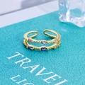 Detailansicht doppellagiger Goldring mit bunten Zirkonia im Marquise-Schliff - Doppelschichtiger Marquise-Edelstein Stil (JZ2251A)