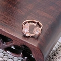 Detail eines Roségold-Mondrings mit rosa Sternstein, weißer Perle und Mikrozirkon-Besatz - Sichelmond und Stern mit Rosa Edelstein und Perle Stil (JZ0257A)