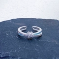 Dettaglio dell'anello a fiore in smalto blu mare con zirconi incastonati e design a croce - Stile Doppio Strato Croce Smalto Blu Chiaro (JZ1016A)