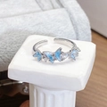 Detail eines mintgrünen Emaille-Schmetterlingsrings mit Zirkonia auf einer Minisäule - Blauer Farbverlauf Schmetterling Stil (JZ2101A)