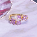 Dettaglio dell'anello a fiore in smalto dorato con petali viola e centri in zircone - Stile Fiore in Smalto Viola (JZ0791A)