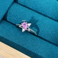 Makroaufnahme: Ring mit rosa Zirkon im Birnenschliff, Sternen und Perlenband - Einstellbar Offen / Sternenhimmel Wassertropfen Stil (JZ4364)