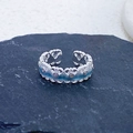 Dettaglio macro dell'anello fiore in smalto blu con bordi a cuore e inserti in zircone - Stile Cuore Cavo in Smalto Blu (JZ1865A)