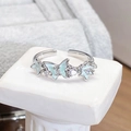 Nahaufnahme von Schmetterlingsring mit hellblauem Emaille und Zirkon-Details - Blau-Weißer Schmetterling-Blumen-Stil (JZ2141A)