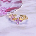 Dettaglio ravvicinato di anello regolabile in oro con fiori di smalto viola e diamanti - Stile a Tre Fiori Viola (JZ0792A)