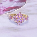 Dettaglio anello dorato con fiori in smalto viola e piccoli zirconi bianchi - Stile a Grappolo di Fiori Viola (JZ0795A)