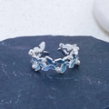 Dettaglio dell'anello a farfalla in smalto azzurro con delicate perle bianche - Stile Farfalla in Smalto Blu e Perla (JZ1927A)