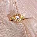 Détail de la bague coeur en zircon rose avec motif couronne ailée dorée sur soie - Ouvert Réglable / Style Couronne Cœur Rose (JZ2084A)