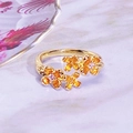 Dettaglio di anelli a fiore con petali in smalto arancione e zircone viola su oro - Stile Smalto Arancione e Gemma Rosa (JZ1178A)