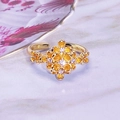Dettaglio macro di anello a fiore in smalto con cristalli gialli e bianchi e finitura oro - Stile a Grappolo di Fiori Gialli Oro (JZ1179A)
