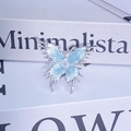 Gros plan d'une bague papillon en argent avec émail bleu clair et petit cristal - Ouvert Réglable / Style Papillon Bleu Clair (JZ2140A)