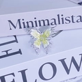 Détail macro d'une bague papillon en émail avec cadre en argent liquide et ailes dégradées - Ouvert Réglable / Style Papillon Dégradé Jaune Vert (JZ2161A)