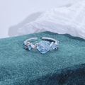 Détail macro de la bague rose émaillée avec zircon bleu et anneau argent ajustable - Ouvert Réglable / Style Rose en Émail Bleu Clair (JZ1214A)