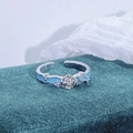 Macro d'une bague en argent avec émail rose, décor bleu et détails en zircon brillant - Ouvert Réglable / Style Rose en Émail Bleu Clair (JZ2100A)