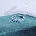 Détail de la bague étoile en émail bleu avec zircons sur un support de présentation - Ouvert Réglable / Style Profilé Irrégulier en Émail Bleu (JZ2106A)